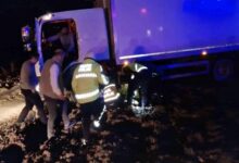 alacada minibus devrildi trafik polisine kamyon carpti bjNALOkx