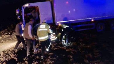 alacada minibus devrildi trafik polisine kamyon carpti bjNALOkx